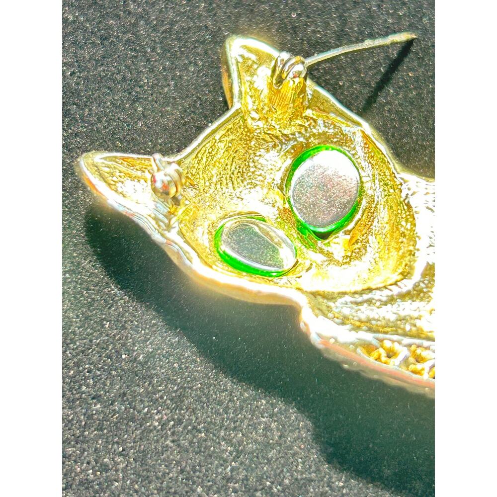 Vintage AJC Egyptian Cat Brooch Gold Tone Matte Finish Green Eyes Pin - Picture 9 of 9